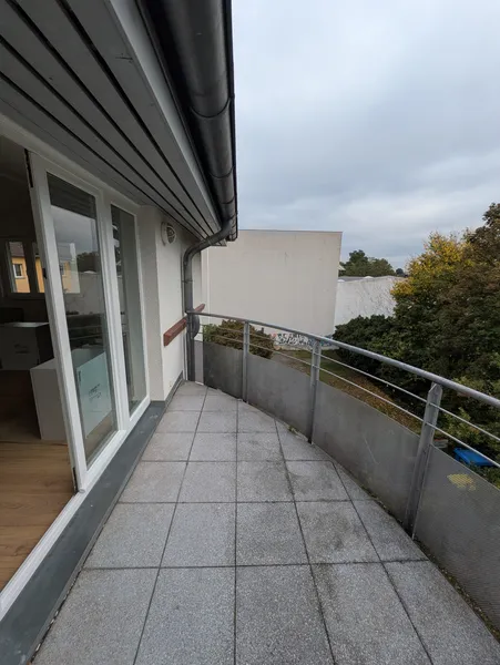 Erstbezug nach Sanierung: Helle Wohnung mit großem Balkon und Einbauküche! — photo 1
